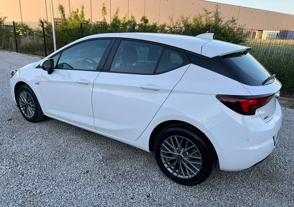 Opel Astra cena 44999 przebieg: 108000, rok produkcji 2017 z Czechowice-Dziedzice małe 742